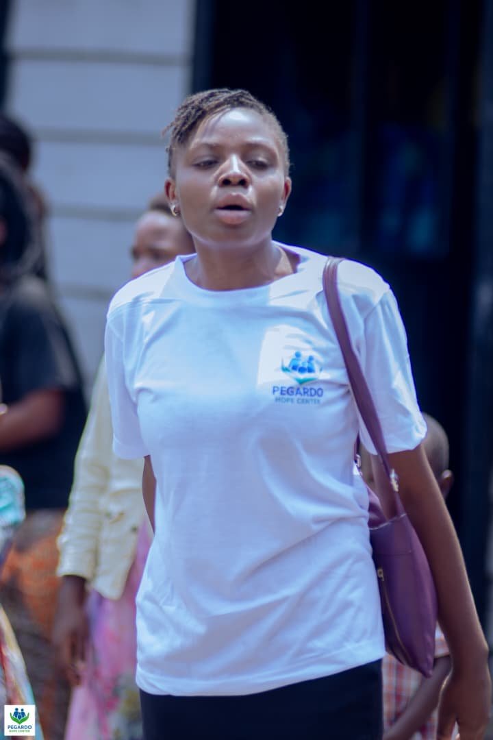 Benevole Pegardo sur le terrain